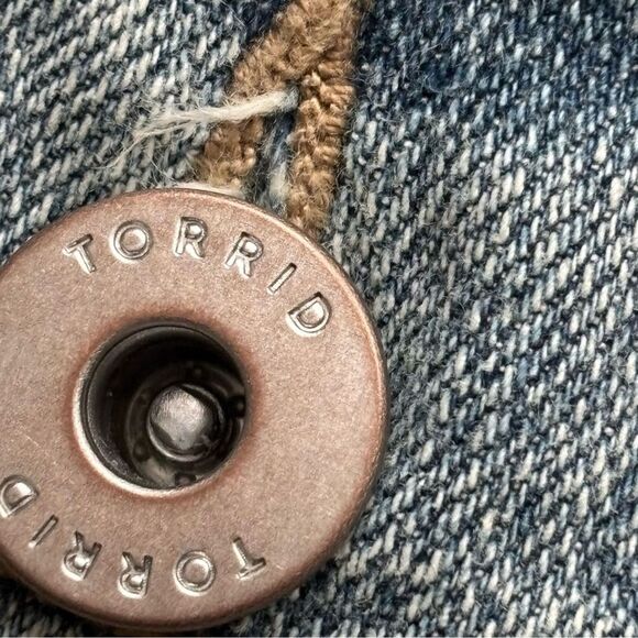 TORRID Jean Jacket Cropped No Collar Womens Size 2 2X  Light Wash Distressed NWT - Picture 8 of 16